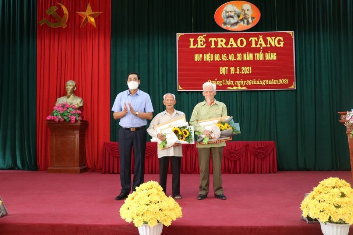 Đồng chí Phó Bí thư Thường trực Thành ủy – Lương Công Chanh trao huy hiệu Đảng đợt 19/5 tại Quảng Châu và Phương Chiểu