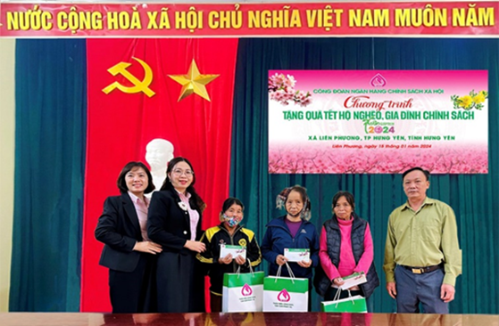 Chi nhánh Ngân hàng Chính sách xã hội tỉnh Hưng Yên thực hiện chương trình “Xuân yêu thương - Tết sẻ chia”