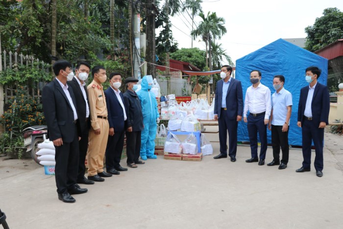 Lãnh đạo thành phố tặng nhu yếu phẩm  cho các khu cách ly trên địa bàn xã Quảng Châu