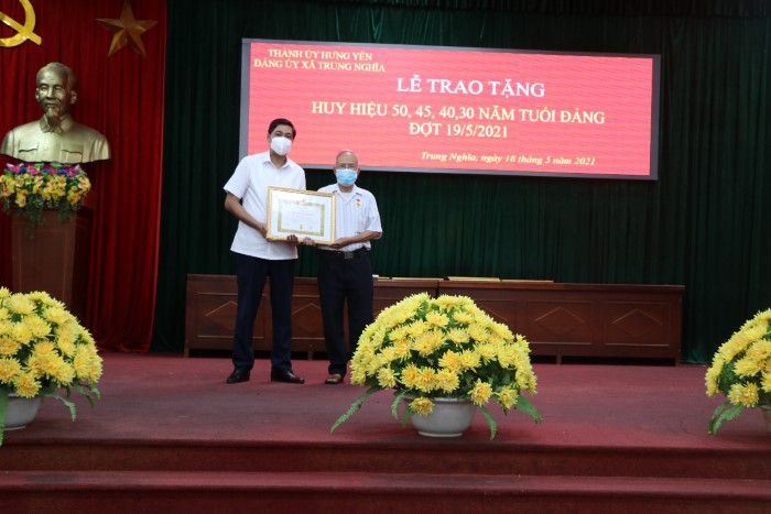 Đồng chí Phó Bí thư Thường trực Thành ủy Lương Công trao huy hiệu Đảng đợt 19/5 tại Đảng bộ các phường, xã