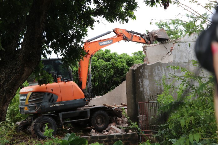 Hỗ trợ tháo dỡ công trình xây dựng vi phạm tại xã Phương Chiểu