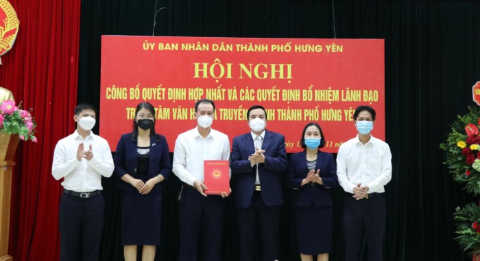 Công bố Quyết định về việc hợp nhất Trung tâm Văn hóa, thể thao và du lịch với Đài Truyền thanh thành phố Hưng Yên