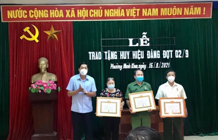 Đồng chí Phó Bí thư Thường trực Thành ủy Lương Công Chanh  trao Huy hiệu Đảng  đợt 2/9 tại Đảng bộ phường Minh Khai