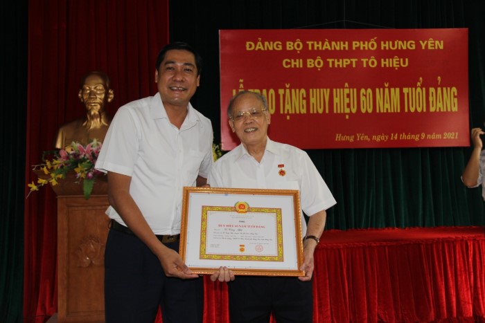 Đồng chí Phó Bí thư thường trực Thành ủy – Lương Công Chanh trao huy hiệu Đảng đợt 2/9 tại chi bộ trường THPT Tô Hiệu