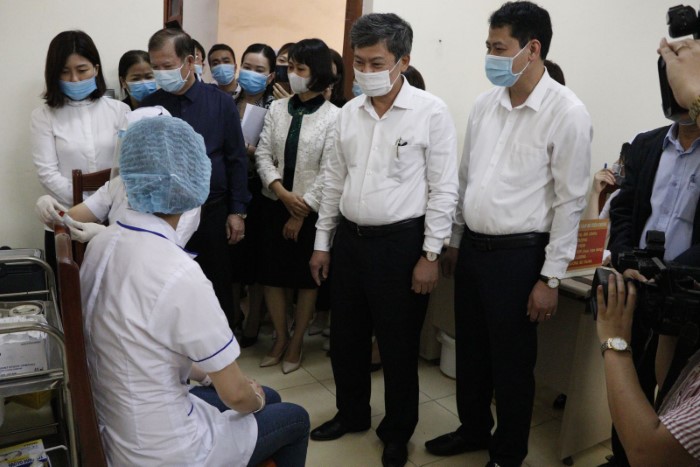 Thành phố Hưng Yên tiêm 69 mũi Vaccine ngừa Covid-19 đầu tiên cho đội ngũ cán bộ y tế tuyến đầu chống dịch