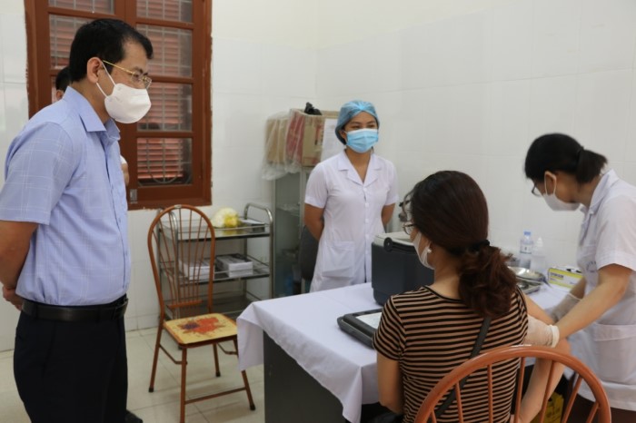 Đồng chí Chủ tịch UBND thành phố kiểm tra công tác tiêm phòng vắc xin Covid – 19 đợt 9/2021 tại trạm y tế phường An Tảo