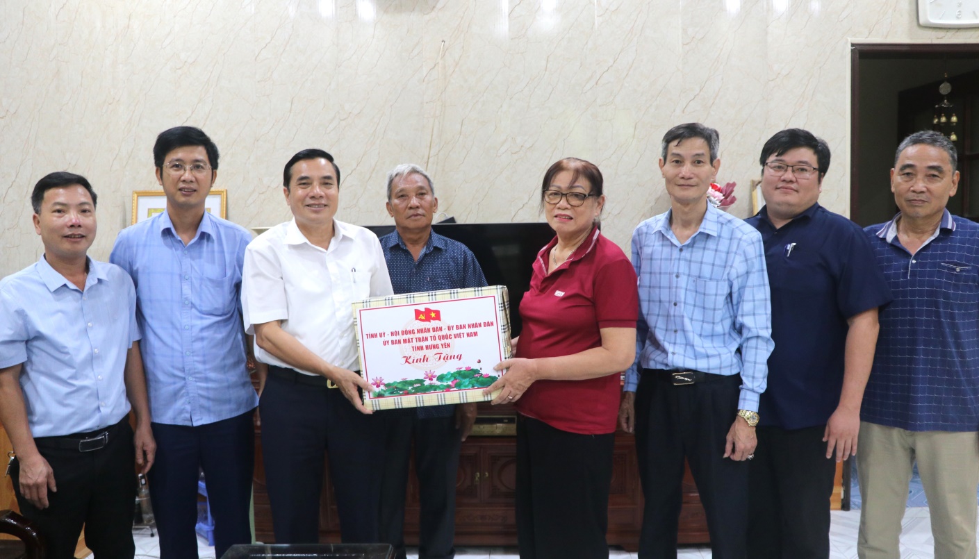 Đồng chí Bí thư Thành ủy Phạm Huy Bình thăm, tặng quà người nhiễm chất độc hóa học trên địa bàn phường Quang Trung
