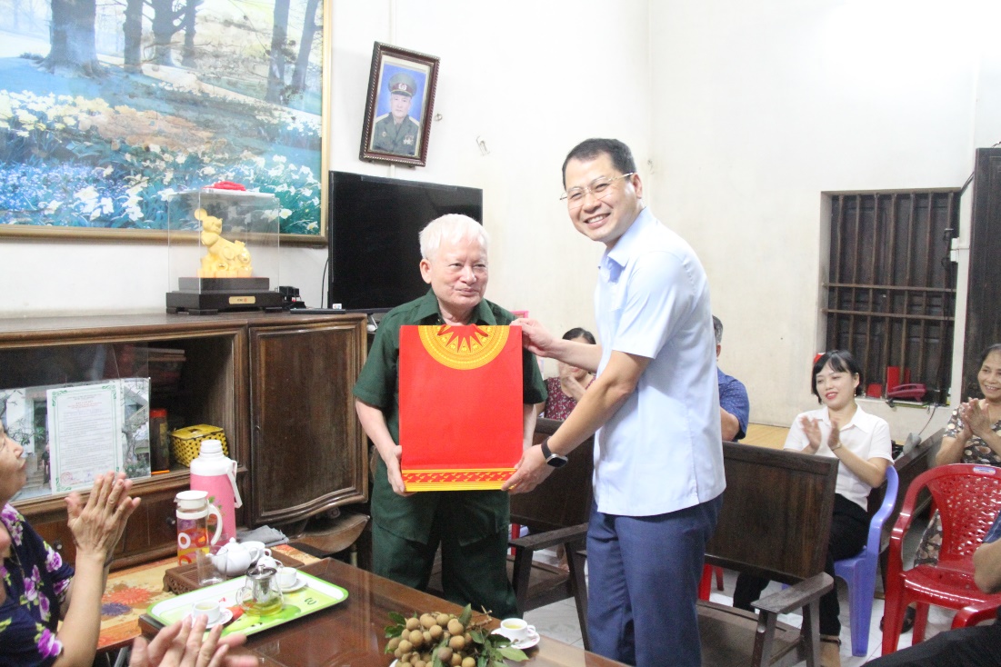 Đồng chí Chủ tịch UBND thành phố thăm, tặng quà nhân ngày Thương binh Liệt sỹ tại phường Lê Lợi
