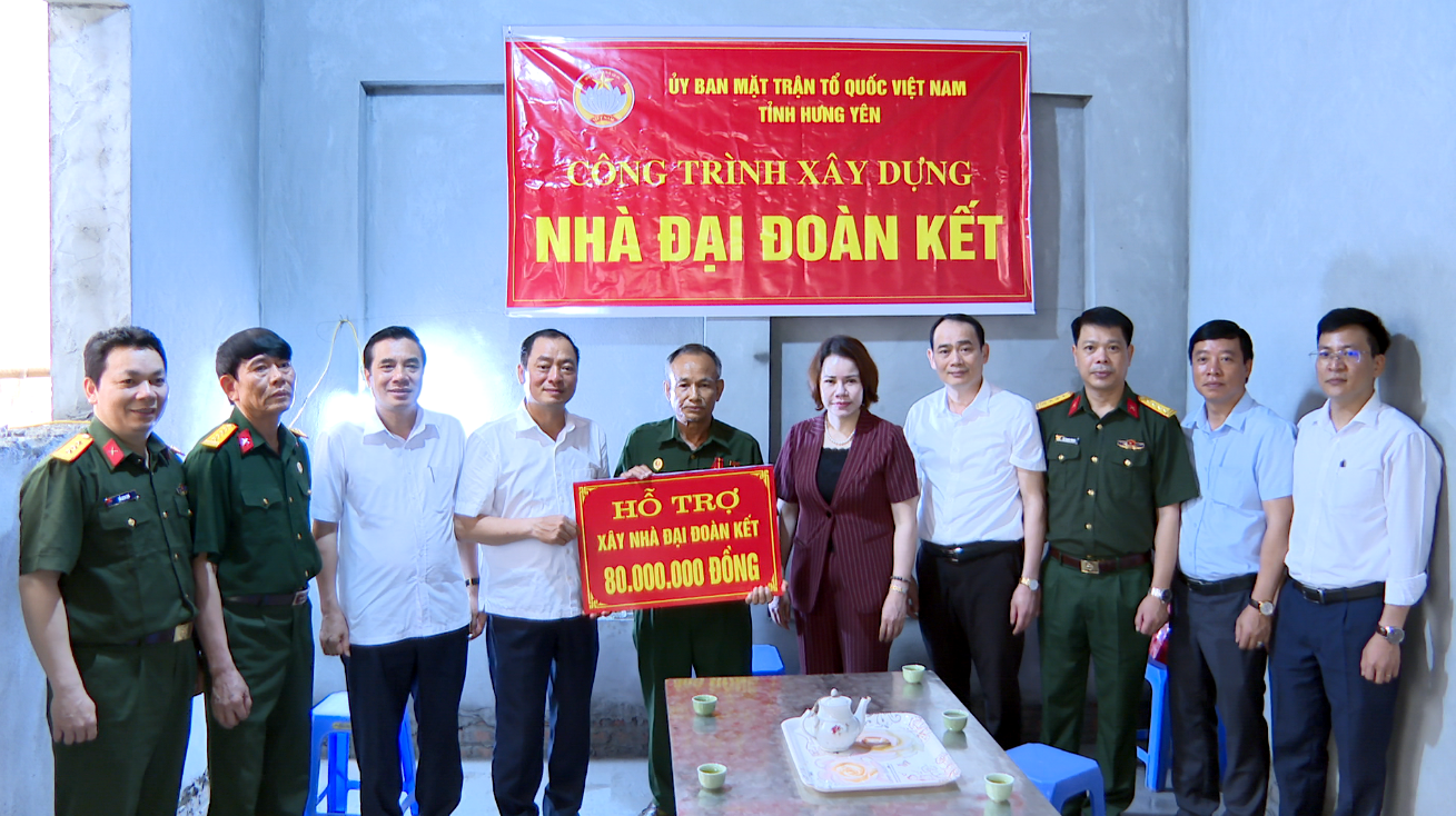 Đồng chí Phó Bí thư Tỉnh ủy, Chủ tịch UBND tỉnh Trần Quốc Văn thăm,  tặng quà các gia đình chính sách, chiến sĩ Điện Biên tại thành phố Hưng Yên