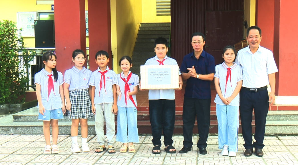 Đồng chí Bùi Tuấn Anh – Phó Chủ tịch UBND thành phố tặng quà cho các em học sinh trường Tiểu học Liên Phương