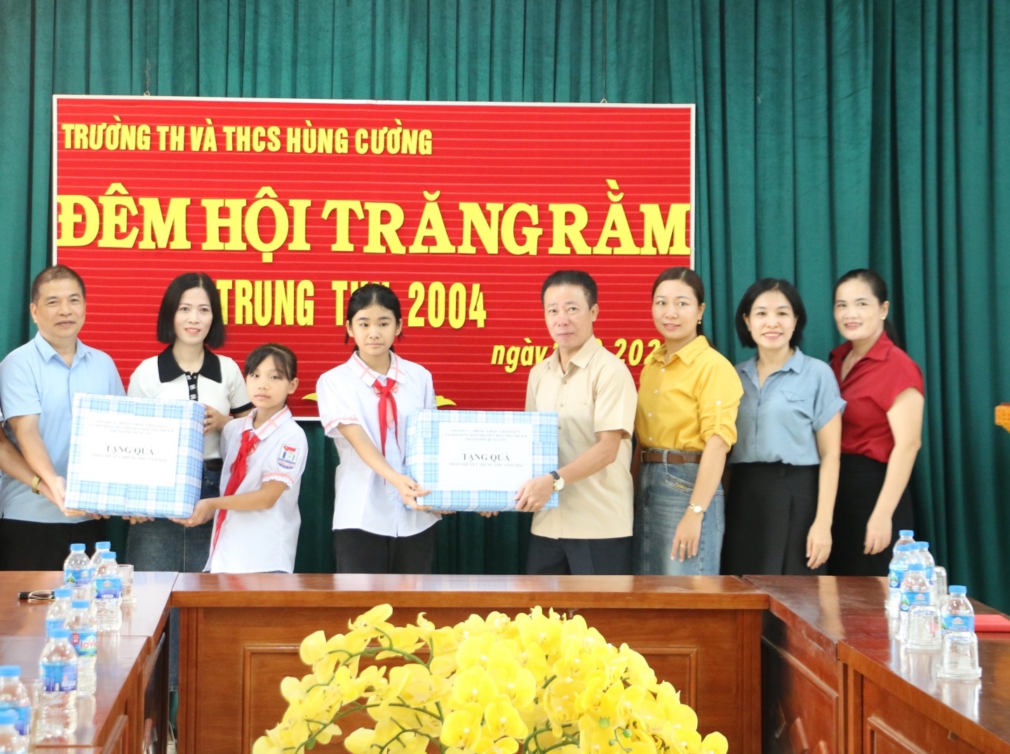 Đồng chí Bùi Tuấn Anh - Phó Chủ tịch UBND thành phố tặng quà cho các em học sinh trường Tiểu học và THCS Hùng Cường