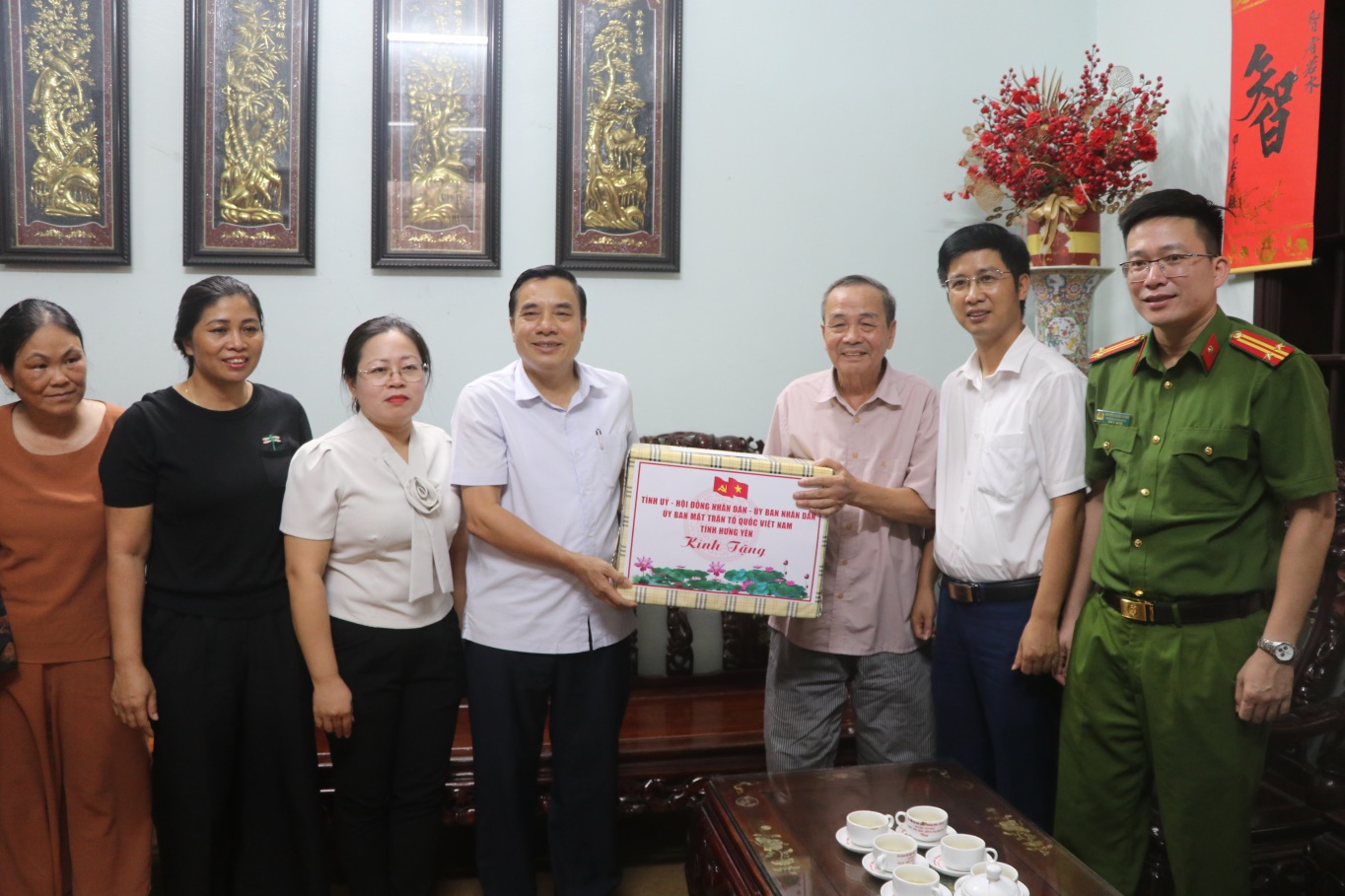 Đồng chí Bí thư Thành ủy - Phạm Huy Bình thăm, tặng quà các gia đình chính sách tại phường Quang Trung và phường Hiến Nam