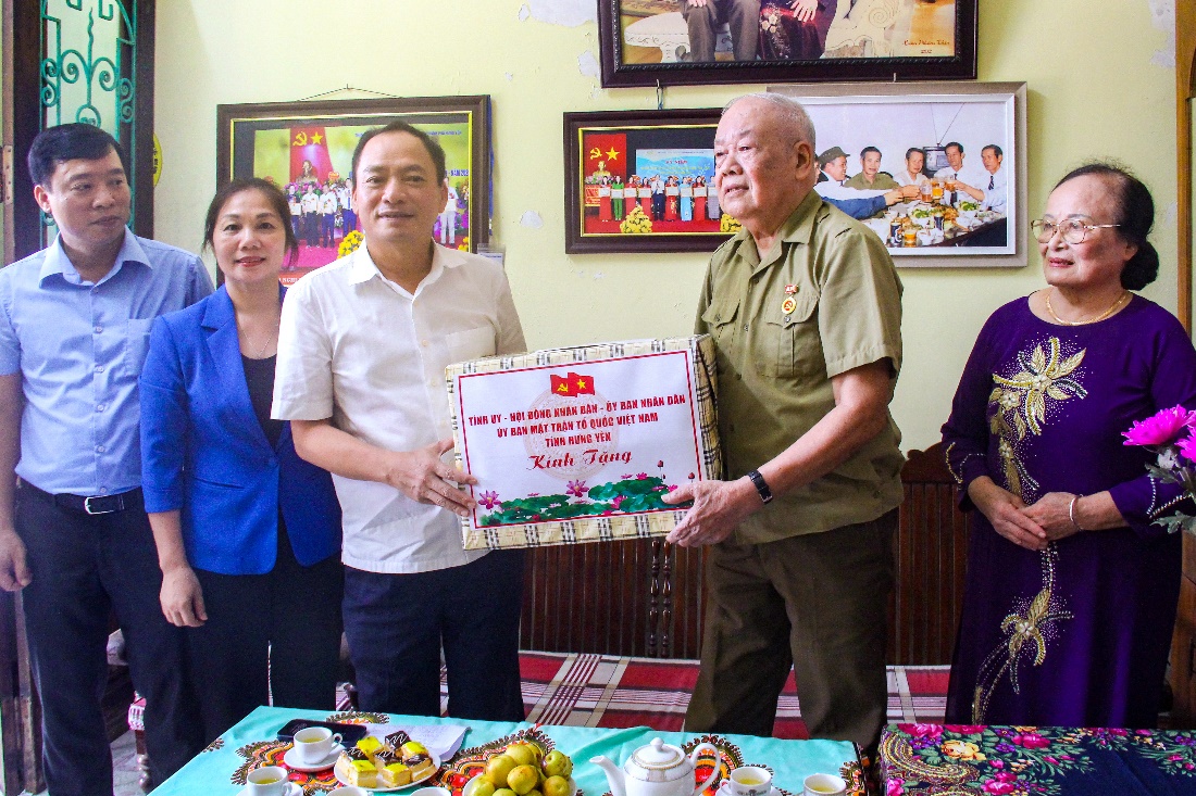 Đồng chí Chủ tịch UBND tỉnh Trần Quốc Văn tặng quà dịp 27/7 tại thành phố Hưng Yên