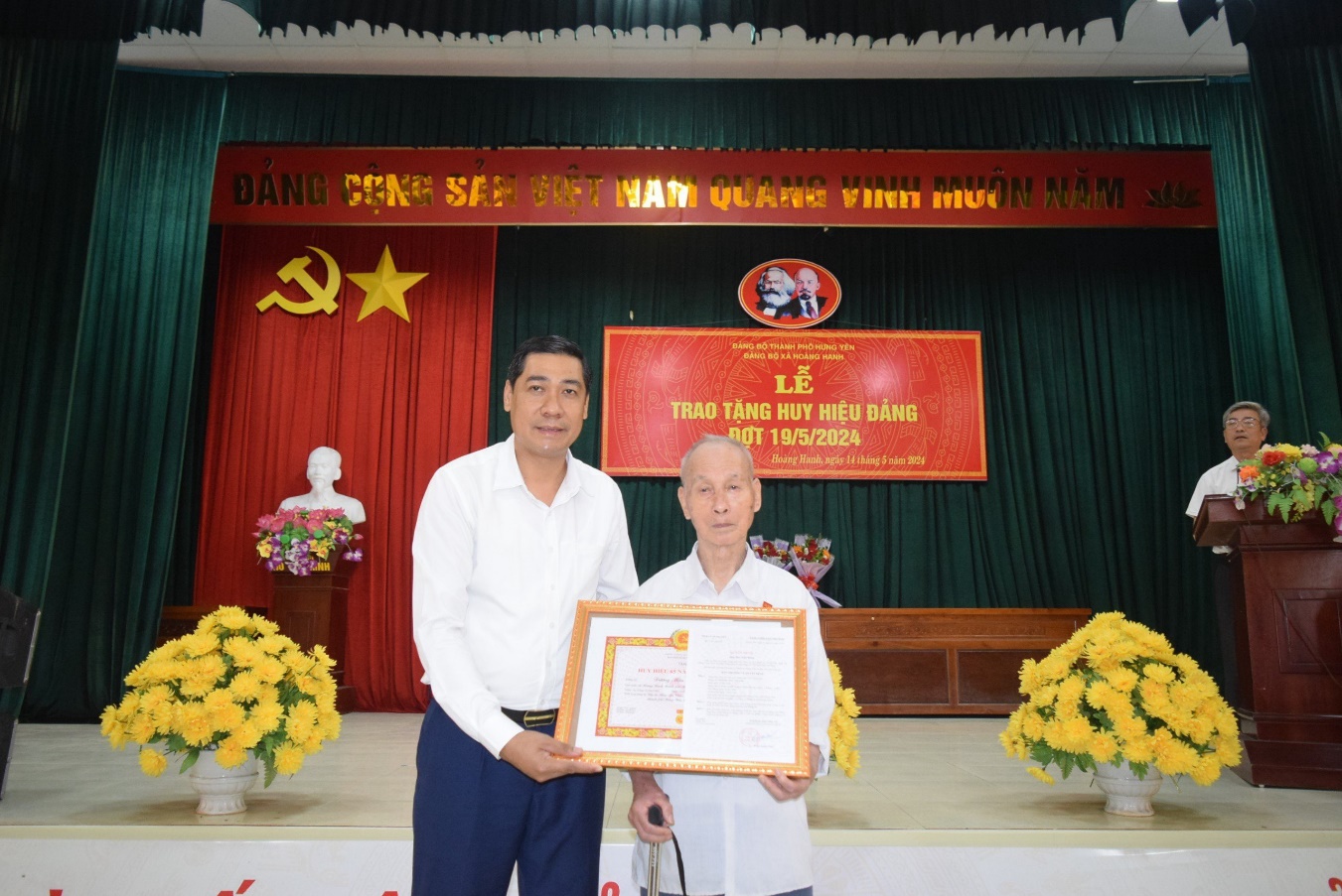 Đồng chí Phó Bí thư Thường trực Thành ủy Lương Công Chanh trao tặng Huy hiệu Đảng dịp 19/5 tại xã Hoàng Hanh