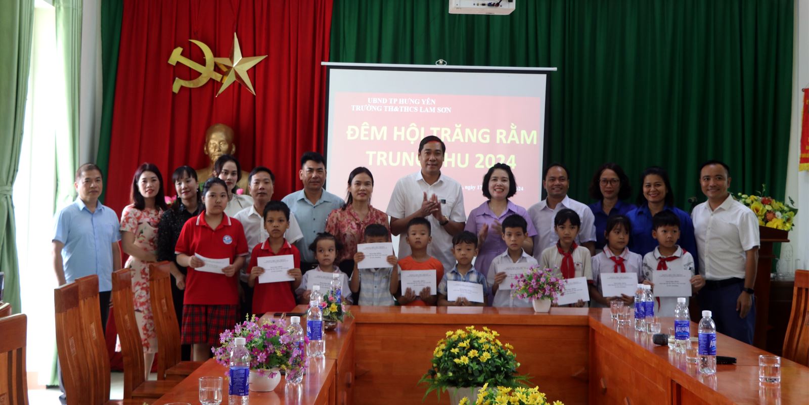 Đồng chí Phó Bí thư thường trực Thành uỷ Lương Công Chanh tặng quà  trung thu các em học sinh trường Tiểu học và Trung học cơ sở Lam Sơn