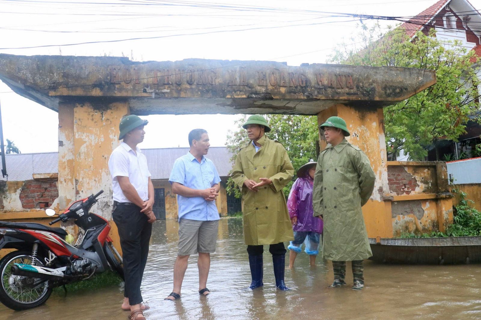 Đồng chí Lương Công Chanh, Phó Bí thư Thường trực Thành ủy, Chủ tịch HĐND Thành phố đi  kiểm tra, chỉ đạo công tác di dời người dân, tài sản ra khỏi vùng ngập úng