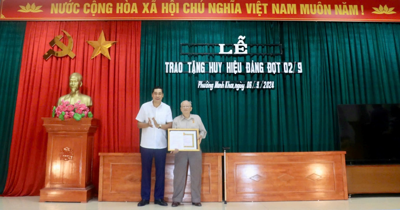 Đồng chí Phó Bí thư thường trực Thành ủy - Lương Công Chanh trao Huy hiệu Đảng tại Đảng bộ phường Minh Khai