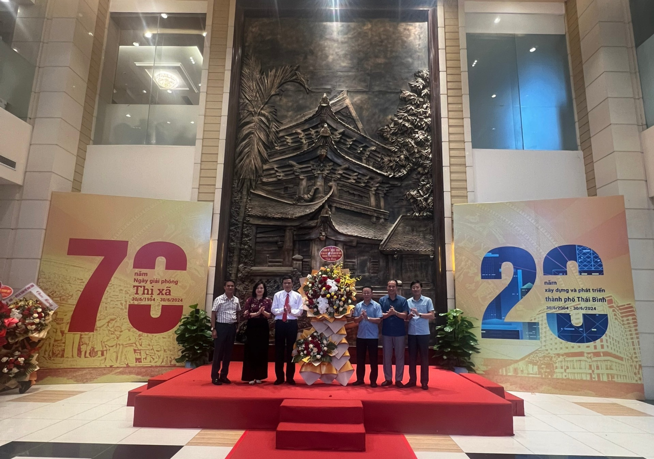 Đoàn đại biểu thành phố Hưng Yên tham dự Lễ kỷ niệm 70 năm ngày giải phóng thị xã, 20 năm xây dựng và phát triển thành phố Thái Bình và đón nhận Huân chương Độc lập hạng Nhì