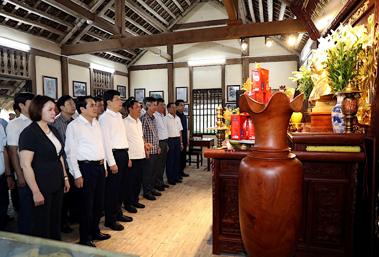 Các đồng chí lãnh đạo tỉnh và thành phố dâng hương tại Nhà lưu niệm Bác Hồ  nhân dịp kỷ niệm 134 năm ngày sinh Chủ tịch Hồ Chí Minh