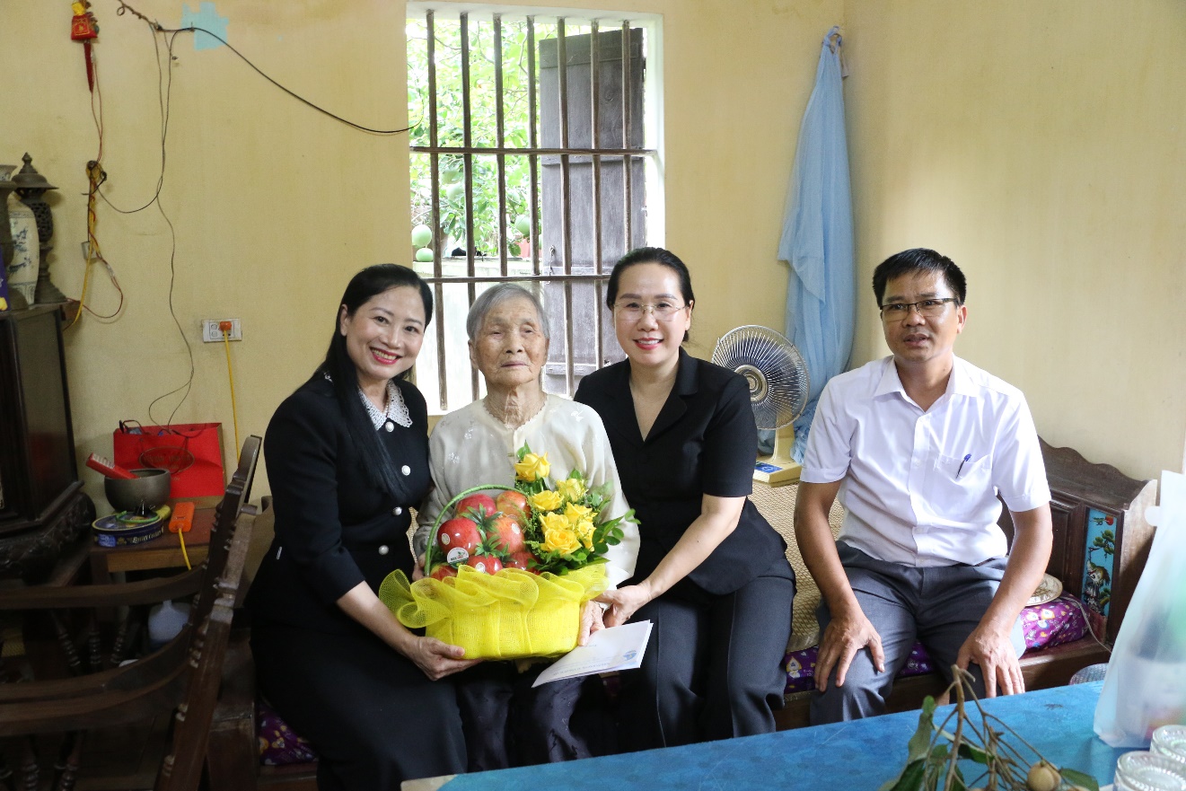 Hội Liên hiệp Phụ nữ tỉnh, Hội Liên hiệp Phụ nữ thành phố thăm, tặng quà Bà mẹ Việt Nam anh hùng nhân dịp kỷ niệm 77 năm ngày Thương binh - Liệt sỹ