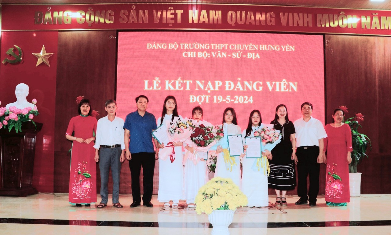 Chi bộ Văn – Sử - Địa, Trường Trường THPT Chuyên Hưng Yên  kết nạp 4 đảng viên là học sinh lớp 12