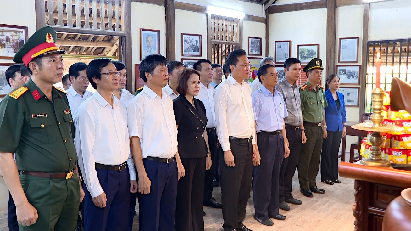 Các đồng chí lãnh đạo tỉnh và thành phố dâng hương, dâng hoa tại Nhà lưu niệm Bác Hồ, tượng đài Tổng Bí thư Nguyễn Văn Linh và Đài tưởng niệm các anh hùng Liệt sỹ tỉnh