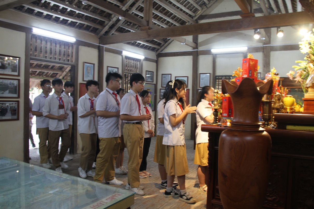 Ngành Giáo dục thành phố dâng hương báo công với Bác tại nhà lưu niệm Chủ tịch Hồ Chí Minh