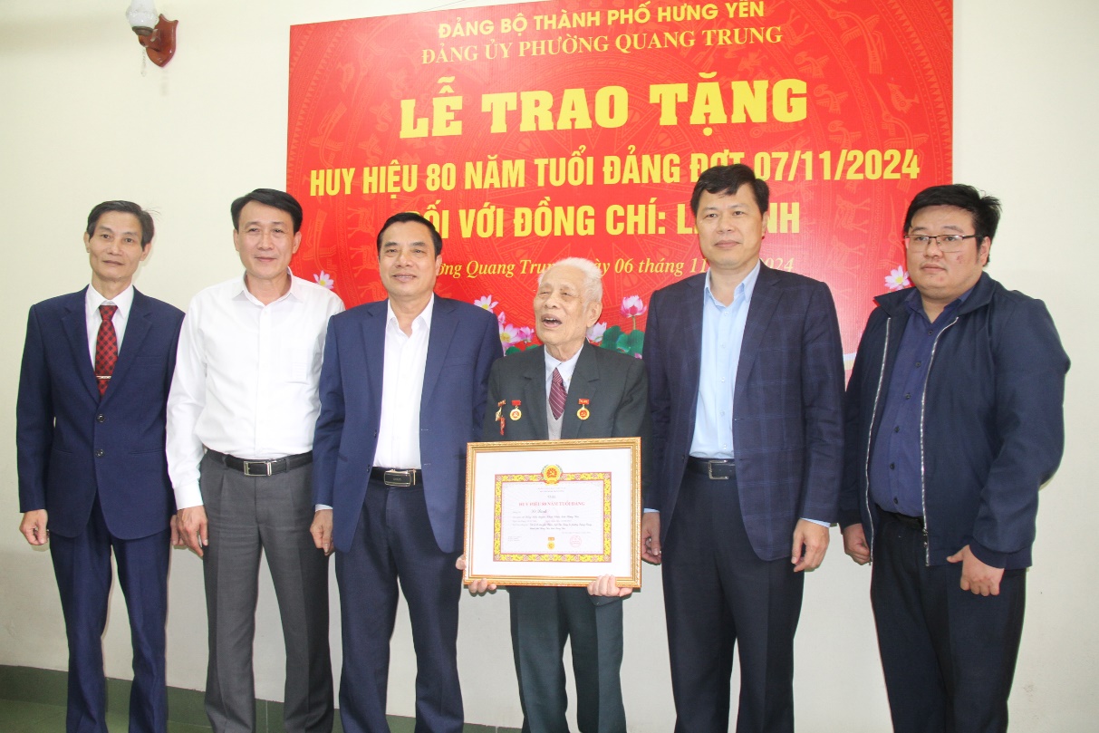 Đồng chí Phó Bí thư Thường trực Tỉnh ủy trao tặng Huy hiệu 80 năm tuổi Đảng tại Đảng bộ phường Quang Trung