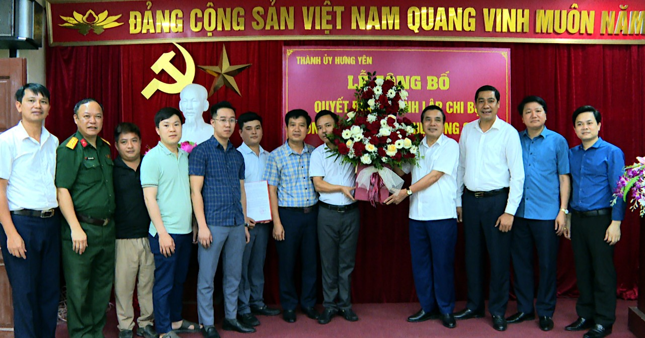 Thành ủy Hưng Yên công bố Quyết định thành lập chi bộ Công ty TNHH kỹ nghệ Hồng Quang