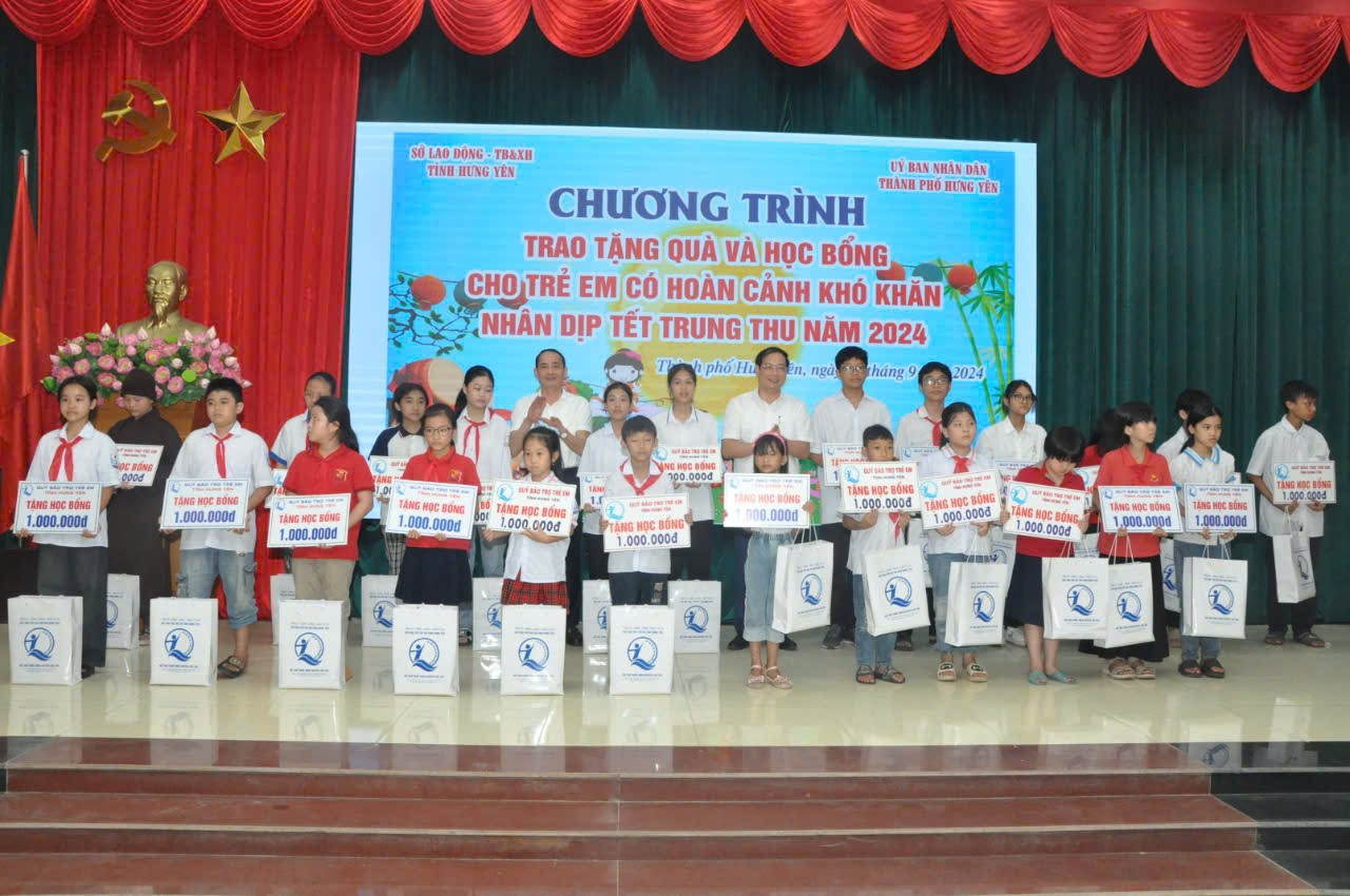 Trao tặng quà và học bổng cho trẻ em có hoàn cảnh khó khăn nhân dịp Tết Trung thu năm 2024