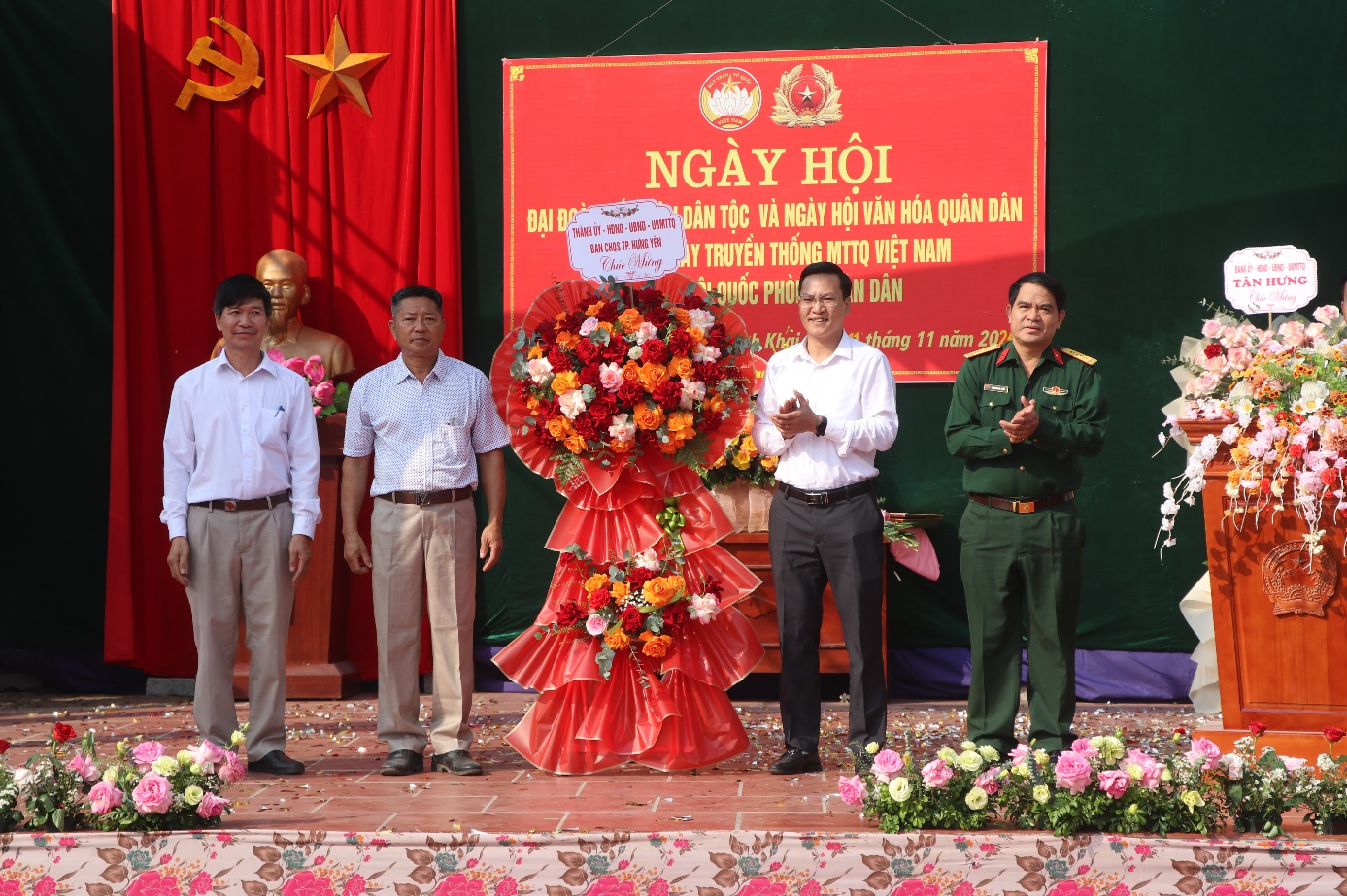 Thôn Minh Khai, xã Tân Hưng tổ chức ngày hội đại đoàn kết toàn dân, ngày hội văn hóa quân dân