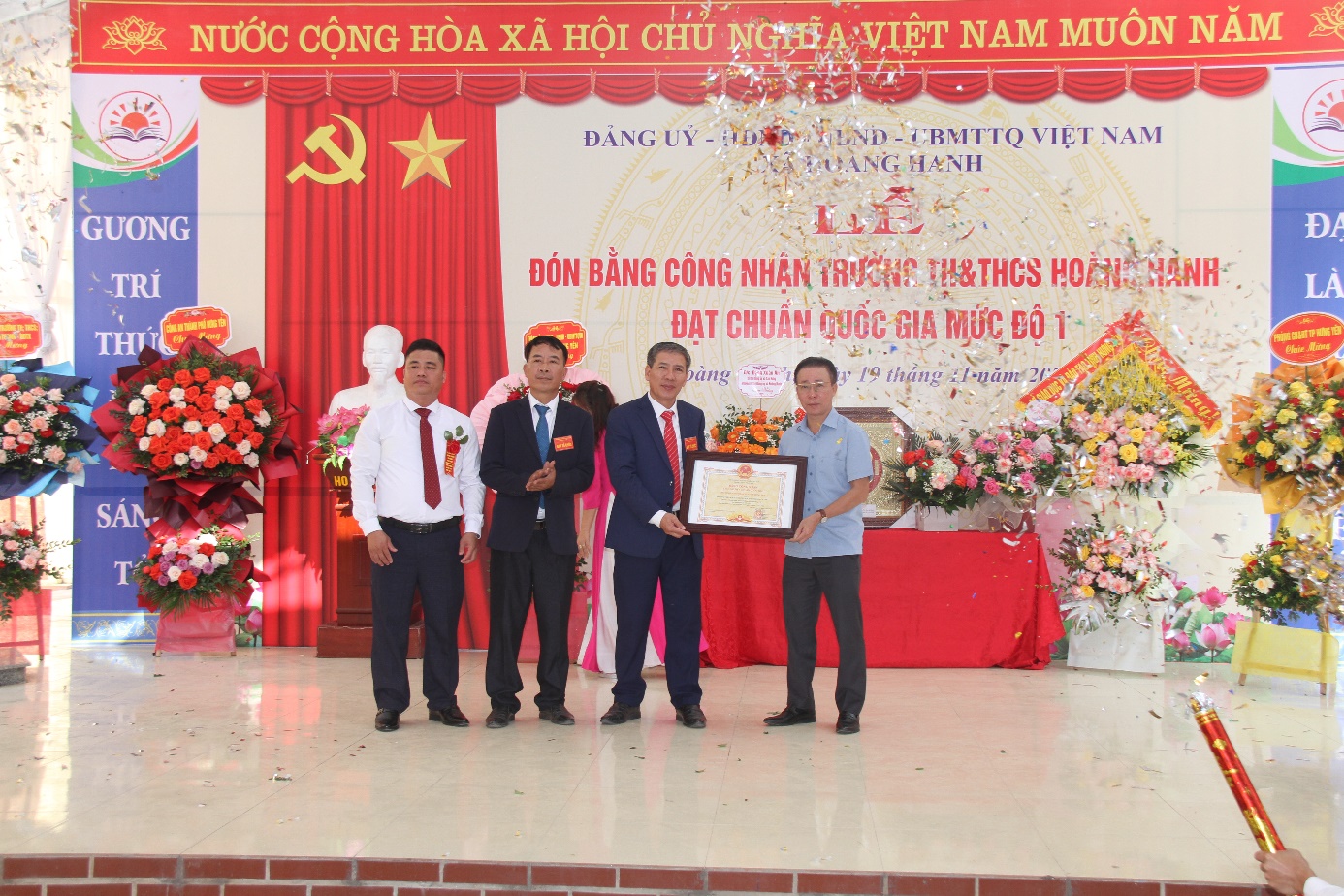 Trường tiểu học và THCS Hoàng Hanh đã tổ chức lễ đón Bằng công nhận đạt chuẩn Quốc gia