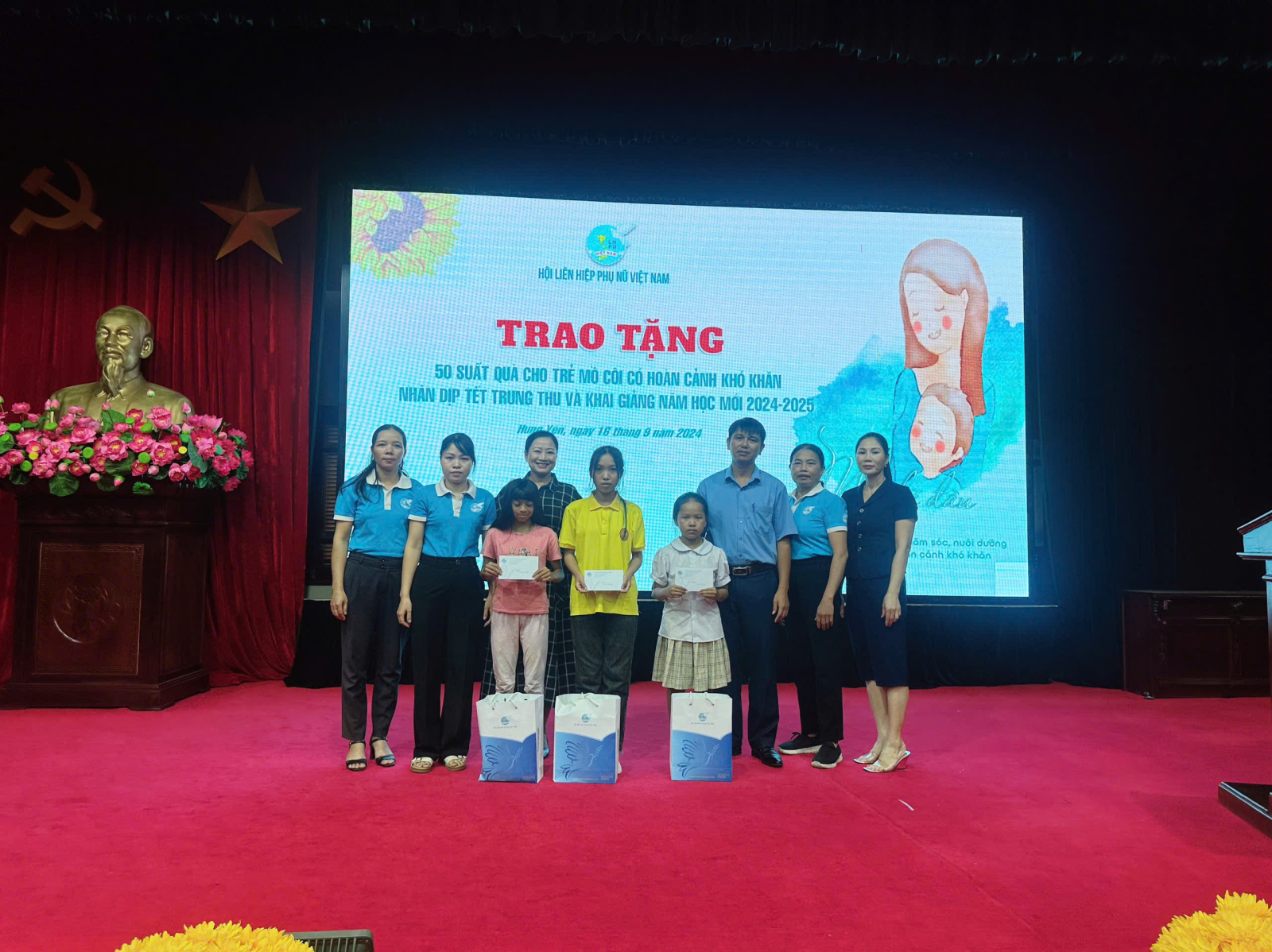 Trao quà cho trẻ em mồ côi trên địa bàn thành phố