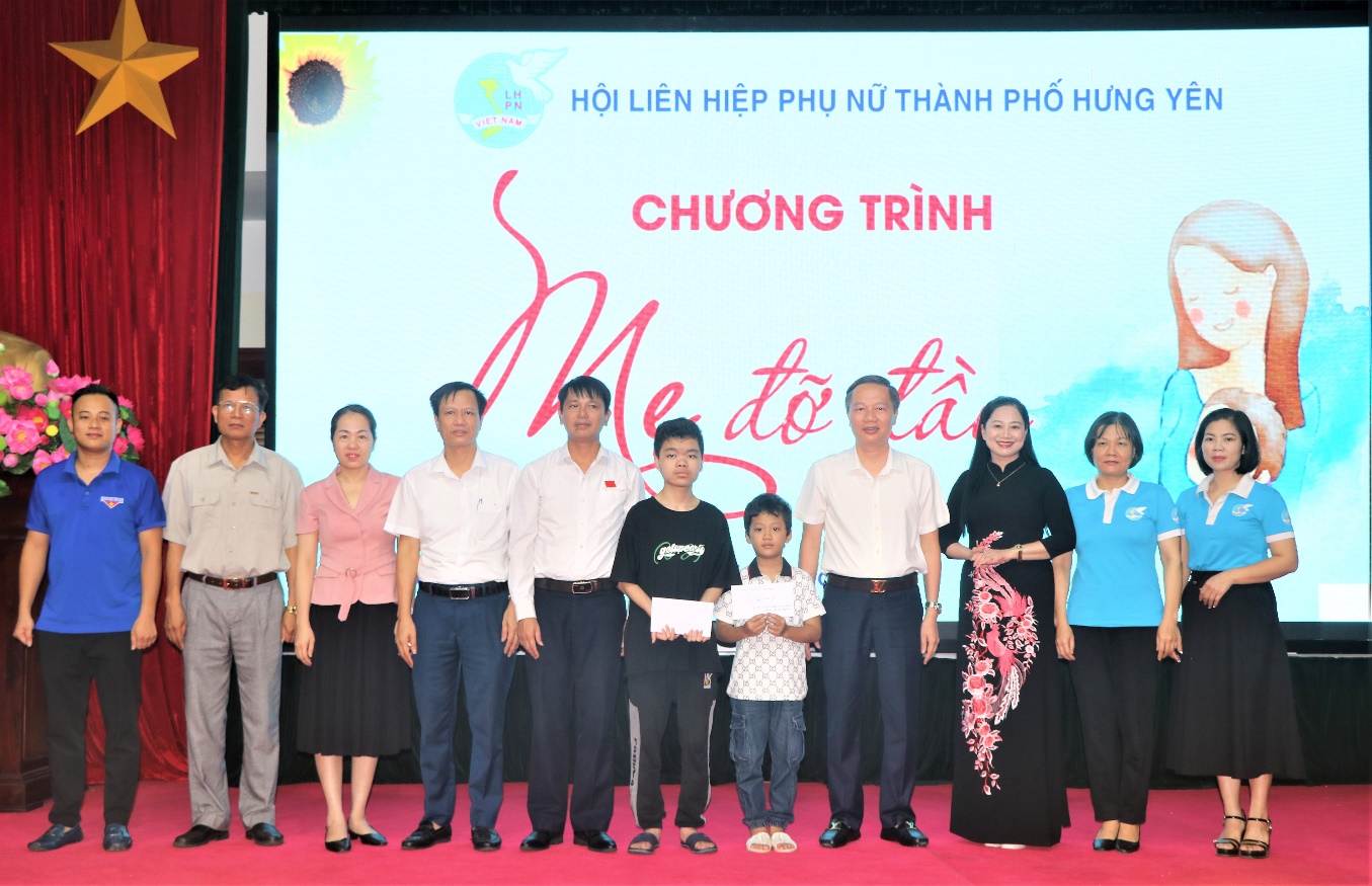 Hội Liên hiệp phụ nữ thành phố phối hợp trao đỡ đầu cho trẻ mồ côi có hoàn cảnh khó khăn trên địa bàn thành phố