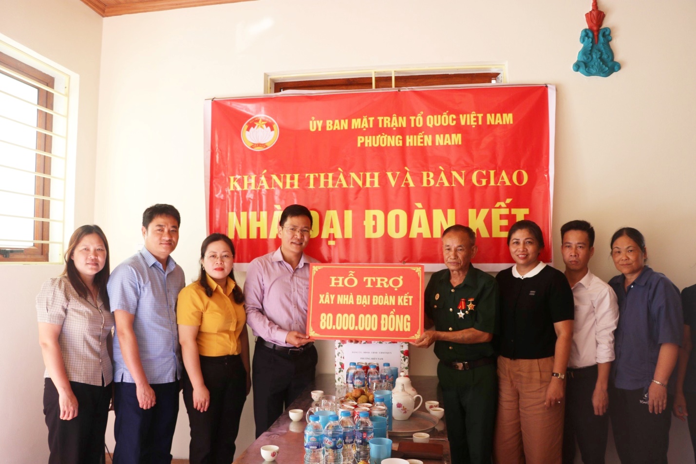 Uỷ ban MTTQ Việt Nam thành phố bàn giao nhà “Đại đoàn kết” tại phường Hiến Nam và trao hỗ trợ cho gia đình có hoàn cảnh khó khăn tại phường Lam Sơn