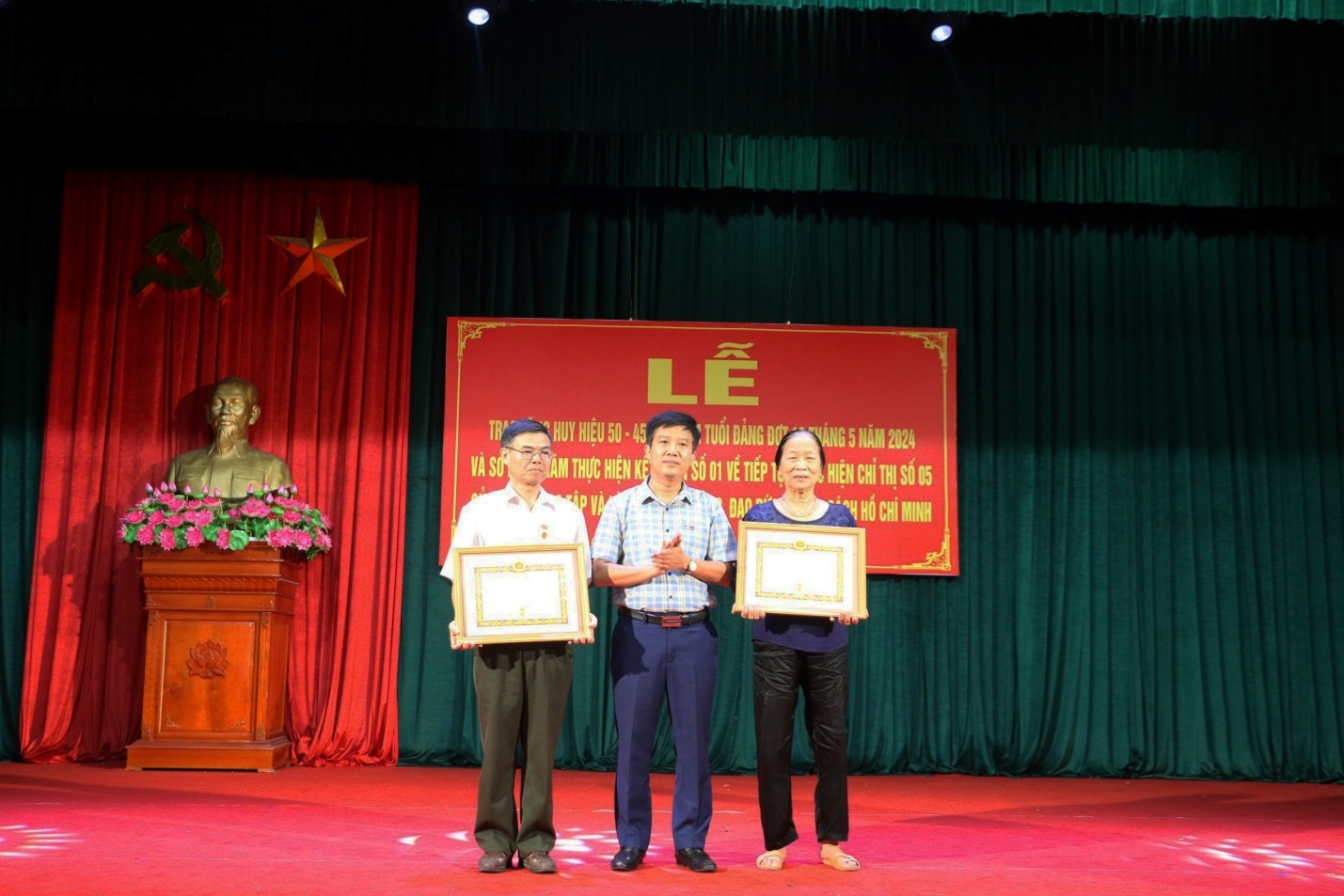 Xã Hùng Cường trao tặng Huy hiệu Đảng đợt 19/5/2024 và Sơ kết 3 năm thực hiện Kết luận số 01 về tiếp tục thực hiện Chỉ thị số 05 của Bộ Chính trị về học tập và làm theo tư tưởng, đạo đức, phong cách Hồ Chí Minh