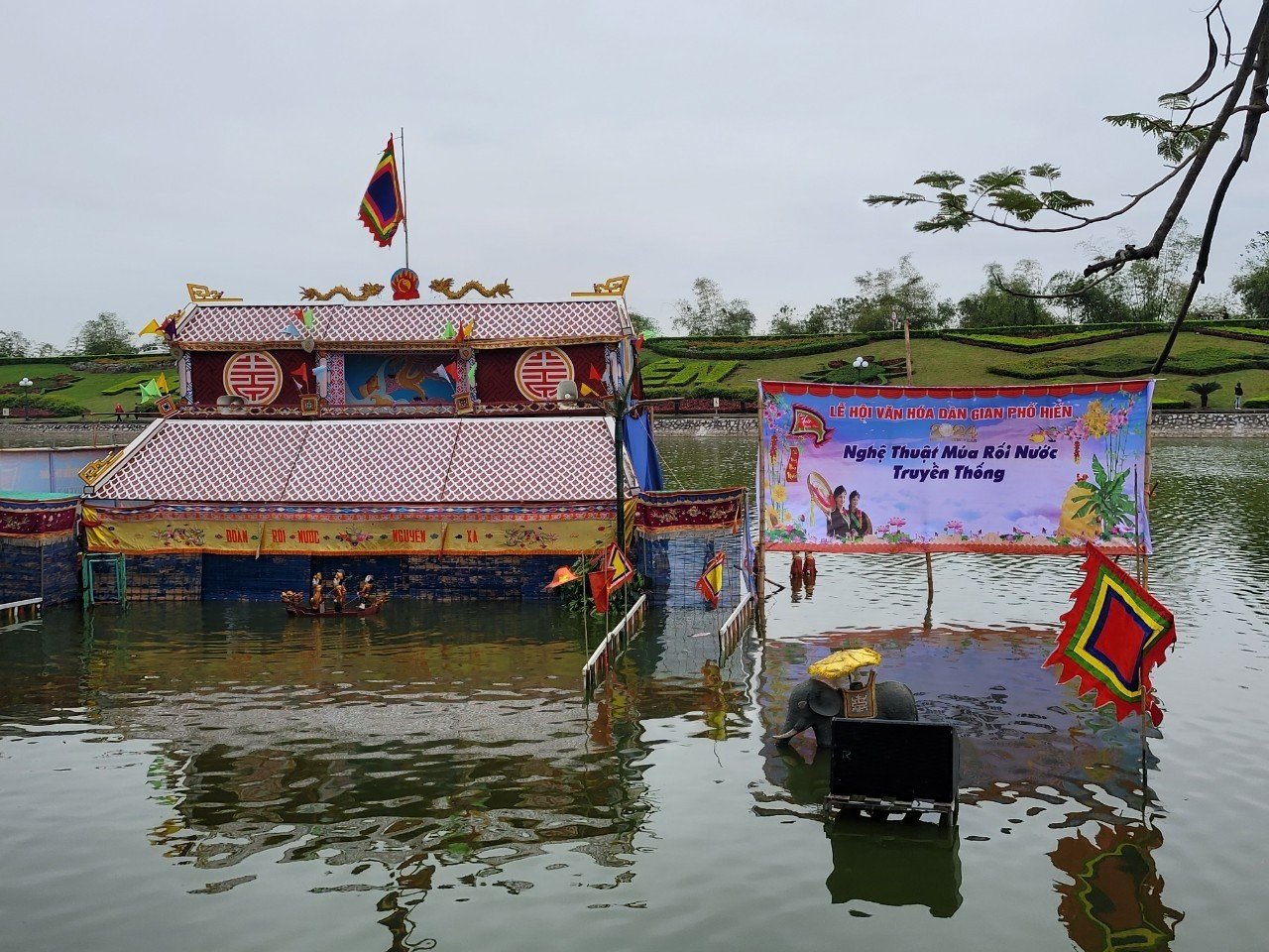 Hấp dẫn biểu diễn hát quan họ trên thuyền và múa rối nước tại Lễ hội Văn hóa dân gian Phố Hiến năm 2025