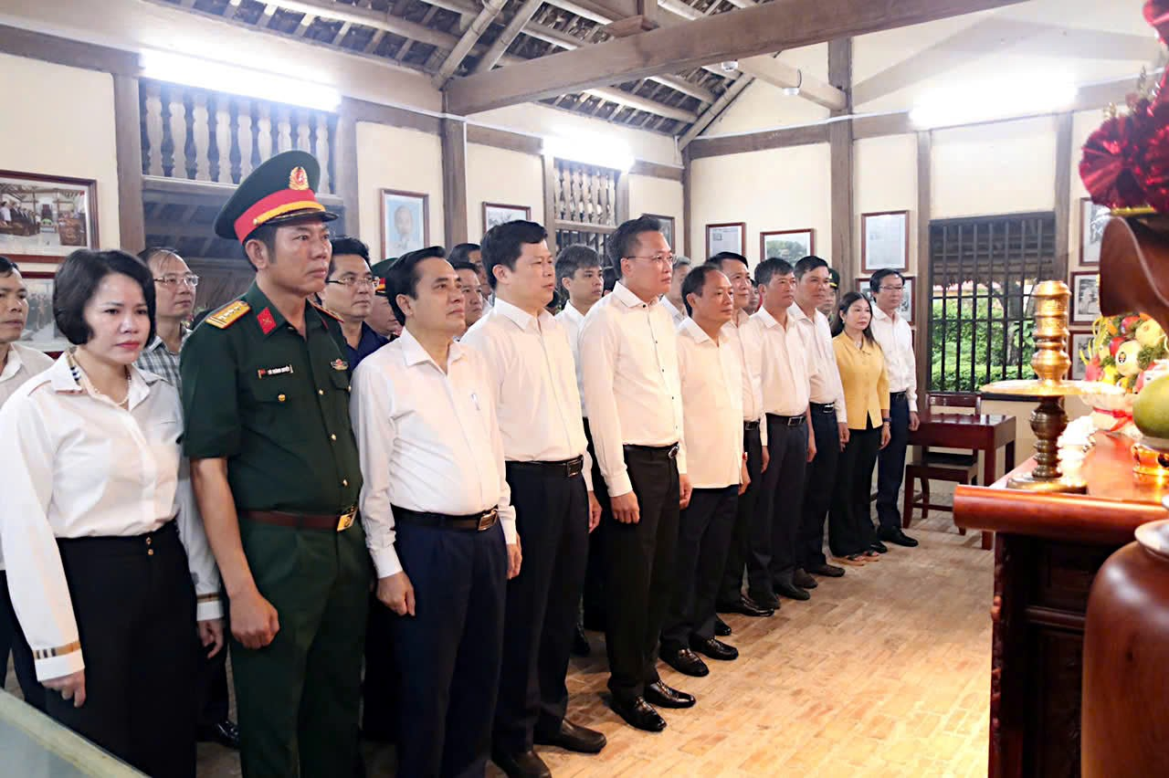 Các đồng chí lãnh đạo tỉnh và thành phố dâng hương tại Nhà lưu niệm Bác Hồ nhân dịp kỷ niệm 135 năm ngày sinh Chủ tịch Hồ Chí Minh