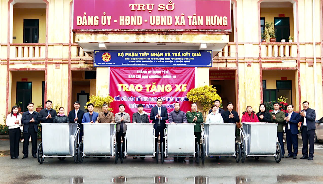  Ban Chỉ đạo Chương trình 10 thành phố triển khai hỗ trợ xe thu gom rác đối với các tổ thu gom rác thải tự quản trên địa bàn thành phố tại xã Tân Hưng