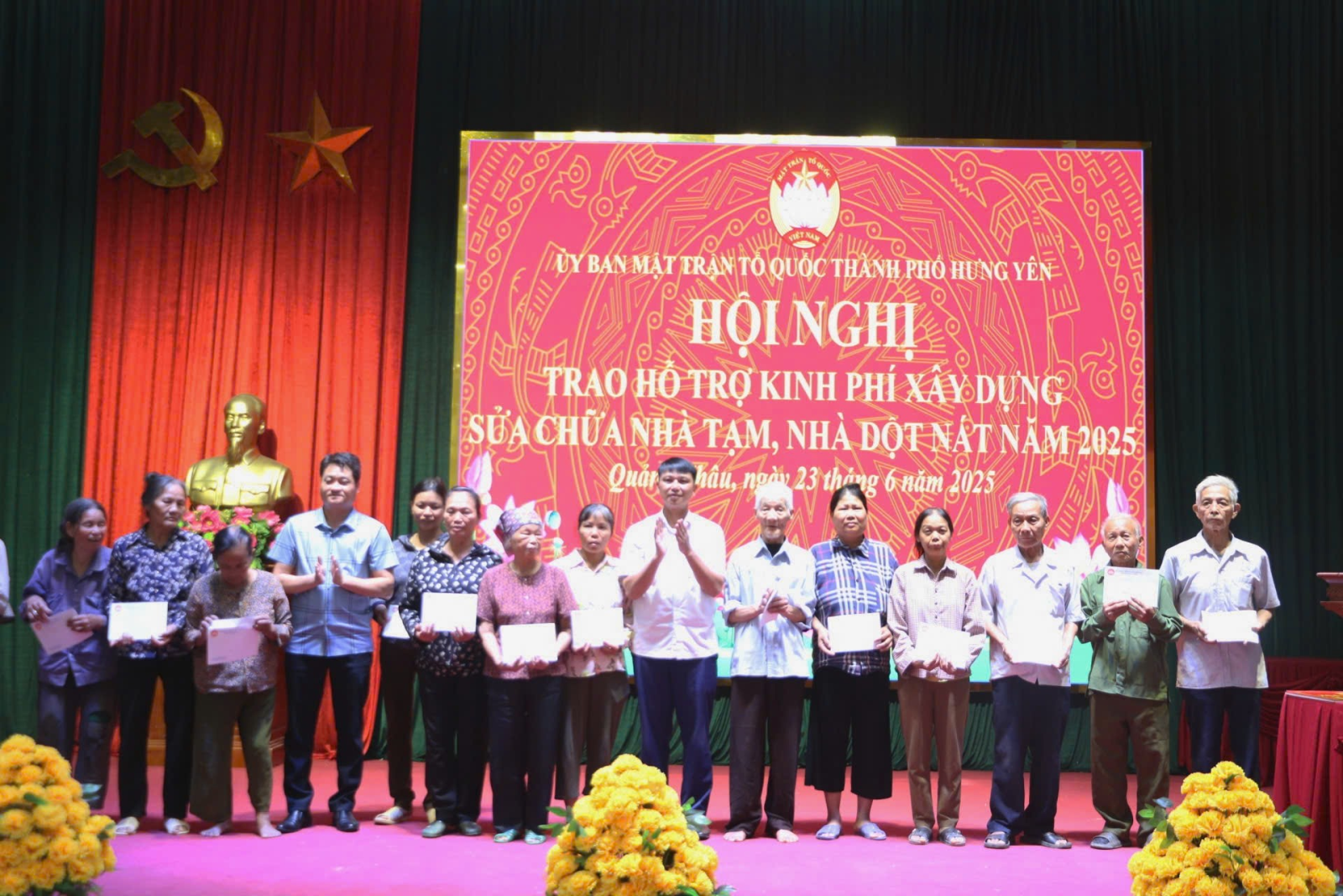 Trao hỗ trợ kinh phí xây dựrg, sửa chữa nhà tạm, nhà dột nát năm 2025 cho các hộ dân trên địa bàn phường Hồng Châu và xã Quảng Châu, Hoàng Hanh