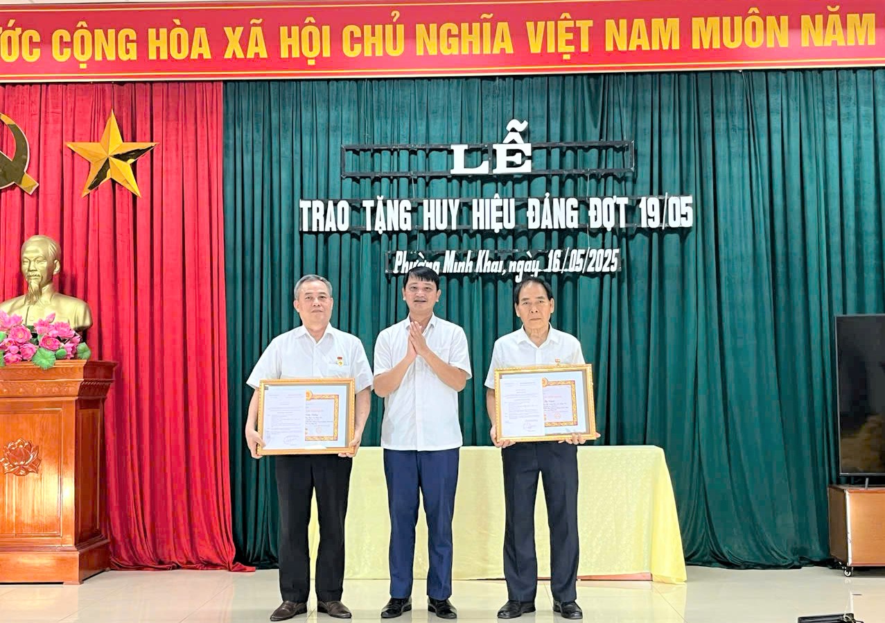 Đảng bộ Phường Minh Khai tổ chức Lễ trao tặng Huy hiệu Đảng đợt 19/5