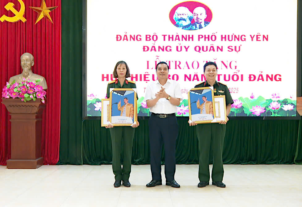 Đồng chí Bí thư Thành uỷ - Phạm Huy Bình trao Huy hiệu Đảng đợt 19/5 tại Đảng bộ Quân sự thành phố