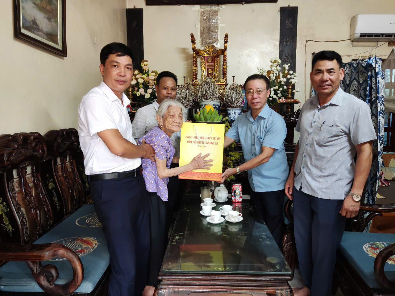 Thăm, tặng quà dịp 27/7 tại phường Lam Sơn