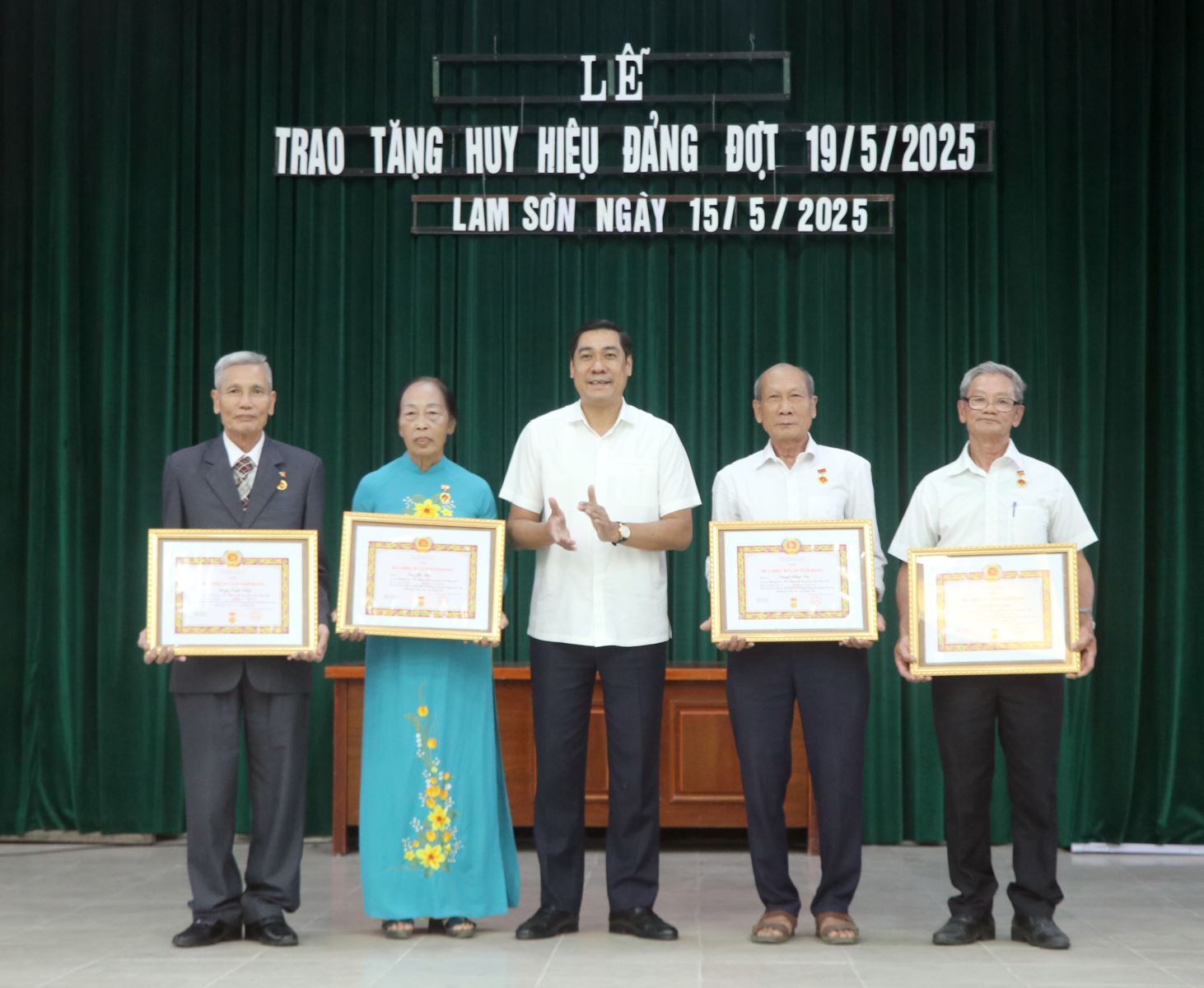   Đồng chí Phó Bí thư Thường trực Thành ủy – Lương Công Chanh trao Huy hiệu Đảng đợt 19/5 tại đảng bộ phường Lam Sơn