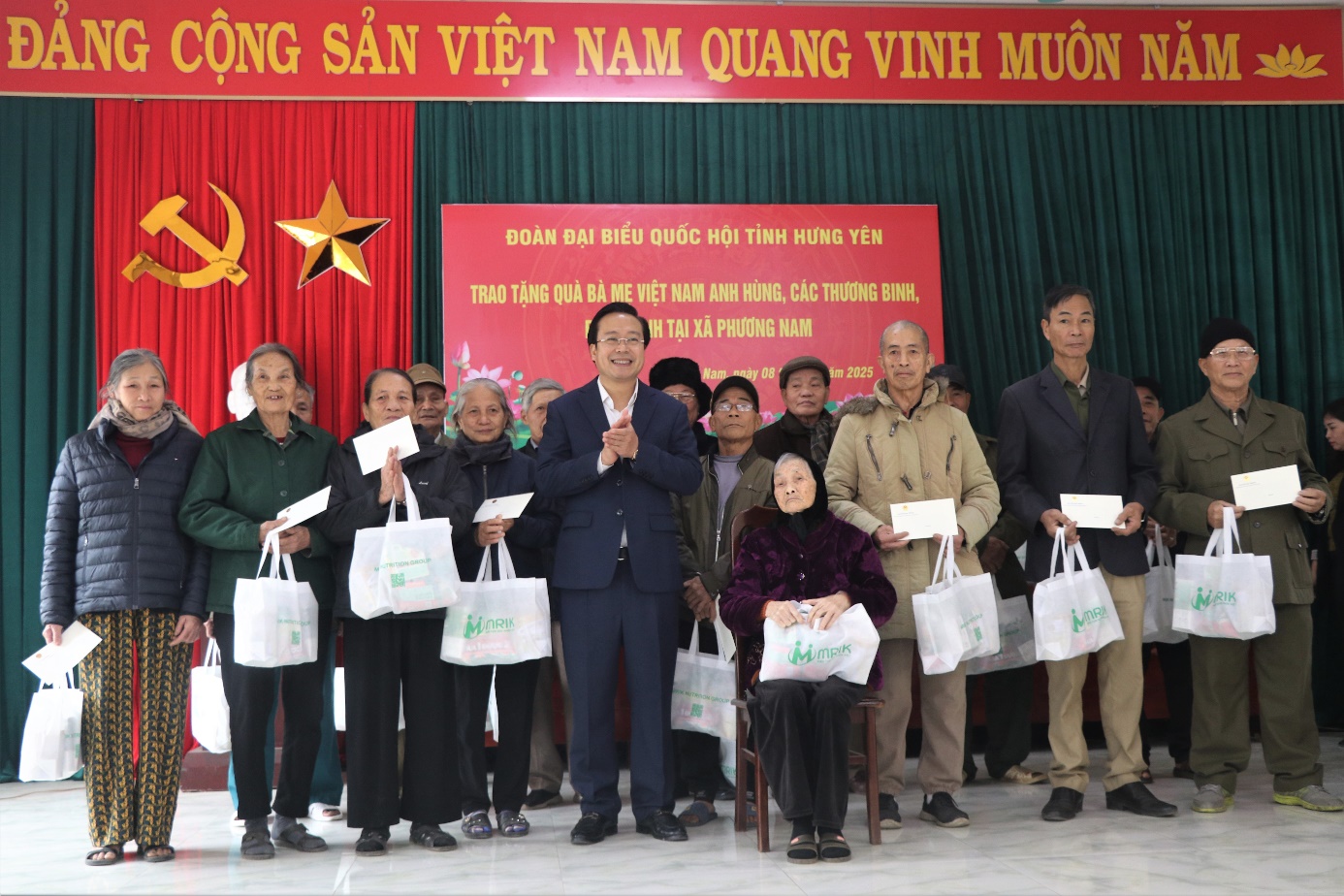 Đoàn đại biểu Quốc hội tỉnh tặng quà Mẹ Việt Nam anh hùng, các thương binh, bệnh binh tại xã Phương Nam