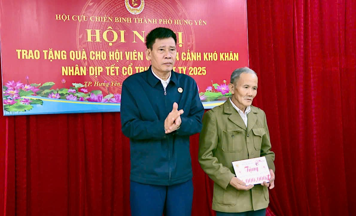 Hội Cựu chiến binh thành phố tặng quà hội viên có hoàn cảnh khó khăn  nhân dịp  Tết Nguyên đán Ất Tỵ