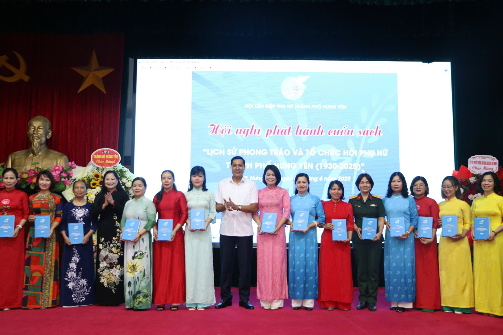 Hội LHPN thành phố sơ kết nhiệm vụ công tác hội 6 tháng đầu năm 2025 và phát hành cuốn sách 