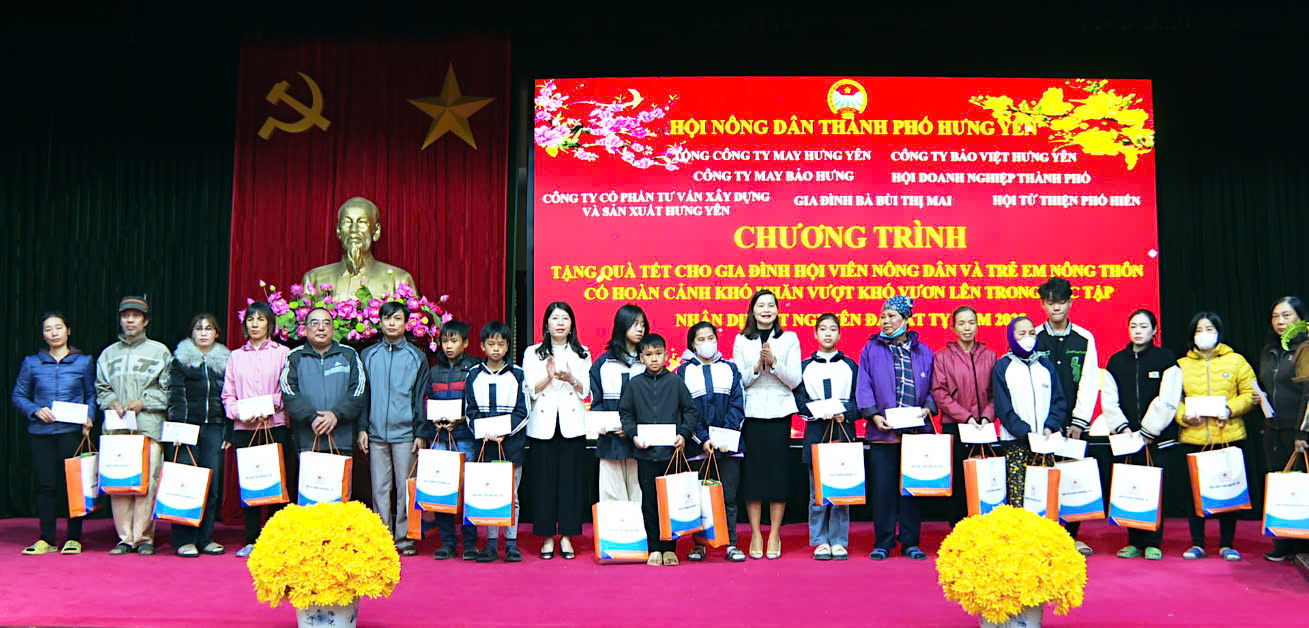 Hội Nông dân thành phố tổ chức chương trình trao quà Tết cho hội viên có hoàn cảnh khó khăn