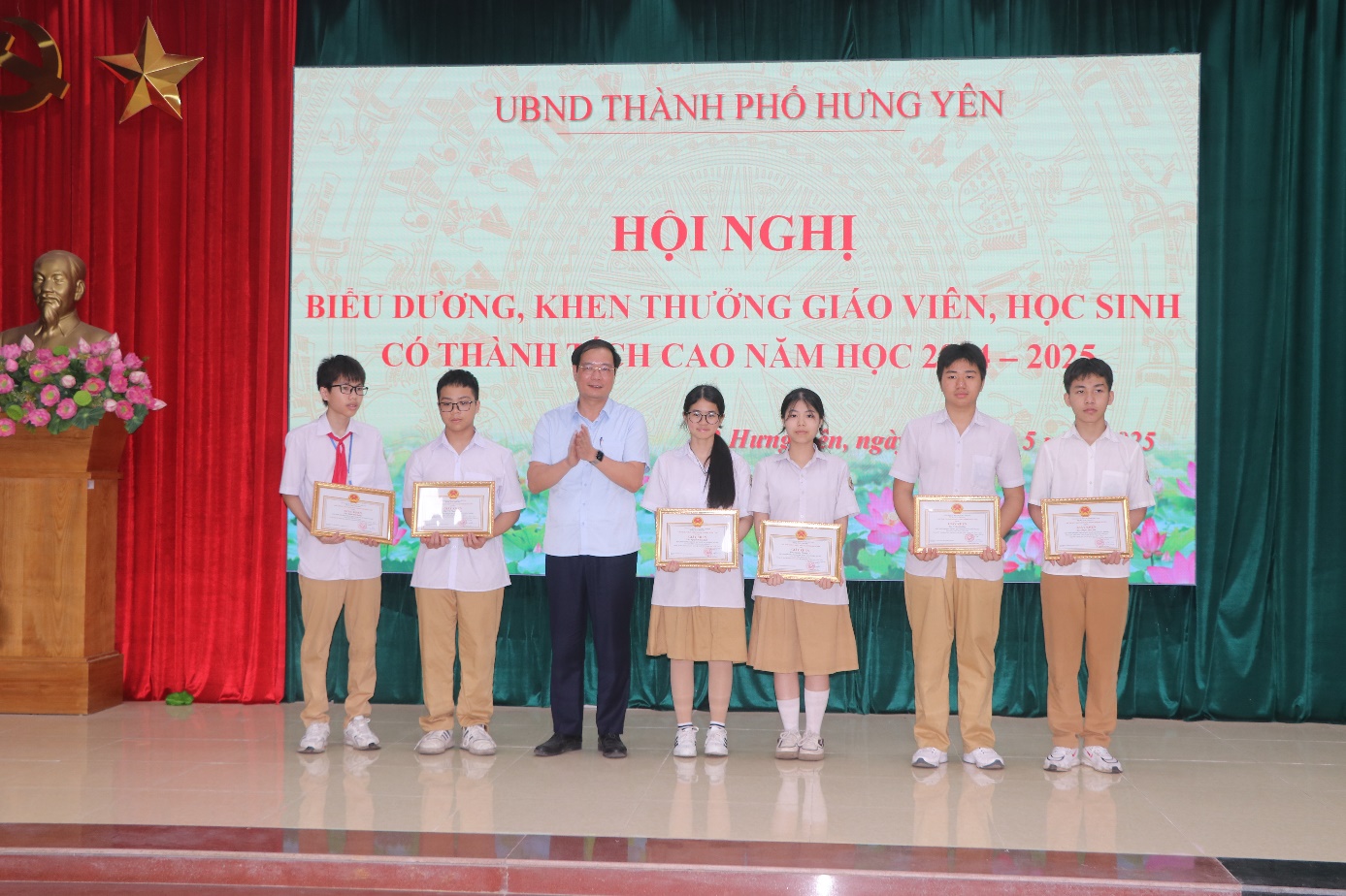 Thành phố biểu dương, khen thưởng giáo viên, học sinh có thành tích cao năm học 2024 – 2025