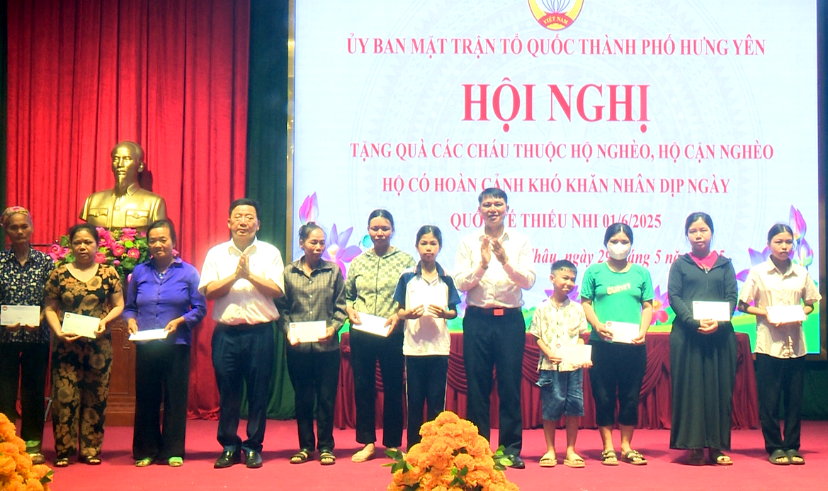 UBMTTQ Việt Nam thành phố tặng quà cho các cháu thiếu nhi thuộc hộ nghèo,  hộ cận nghèo tại xã Quảng Châu nhân ngày Quốc tế thiếu nhi 1/6